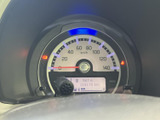 速度計を中心に必要な表示がまとまり、運転中も視線を大きく動かさず確認しやすいレイアウトです。表示部から走行距離や燃料残量も把握でき、日々の運転を支えます。