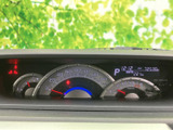 速度や燃料残量など、運転に必要な情報を一目で確認できます。視認性の高い表示で、安全運転をサポートします。