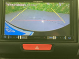 後方確認システムで駐車をサポートし、安全性を高めます。狭い場所でもスムーズな操作が可能です。運転に自信がない方にも安心してお使いいただけます。