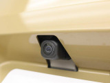 後退時に車両の後ろ側をモニター画面に表示します。車庫入れなどでバックする際に後方確認ができて便利です。車庫入れが苦手な人もこれで安心。