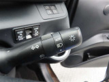 スイッチをオートに設定しておけば、車外の明るさに応じて自動的にヘッドランプを点灯・消灯します。夕暮れ時やトンネルの続く山道などを走行する時に便利なコンライトを装備しています。