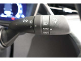 スイッチをオートに設定しておけば、車外の明るさに応じて自動的にヘッドランプを点灯・消灯します。夕暮れ時やトンネルの続く山道などを走行する時に便利なコンライトを装備しています。