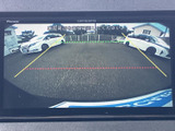 後方の様子を画面で確認でき、目安となるガイド線も表示されます。駐車時の周囲確認を補助し、車庫入れや縦列駐車の際にも役立つ装備です。