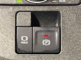 指先だけで簡単に操作が可能な電動パーキングブレーキを採用。「HOLD」スイッチを押すと、渋滞や信号待ちなどでブレーキペダルから足を離しても、ブレーキを保持するので安心です