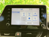 オーディオソースの選択画面には、AMやFM、Bluetoothなどの項目が並びます。使いたい音源を画面上で確認しながら選べるため、日常の移動で音楽や情報を楽しみたい方にも便利です。