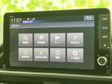運転席からの操作もスムーズなナビ・オーディオ。快適なドライブをサポートする頼もしい相棒です。