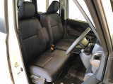 運転席の座面高さを調整できるシートリフターが付いています。フロントシートはベンチシートを採用で、座面も広く使い勝手もいいですよ♪