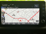 高精細な地図表示で、目的地までスムーズに案内。周辺情報もわかりやすく表示され、初めての場所でも安心して運転できます。