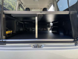 ベッド展開時でもベッド下は広々!沢山荷物が入ります!メーカー純正ベッドキットですので非常に高品質です!硬質塩ビフロアで傷・汚れに強いです!