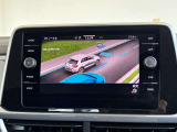 IQ.DRIVEの画面から各種運転支援機能を視覚的に確認。画面をタッチして機能の設定を変更できます。