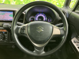 握りやすいステアリングは、運転操作をスムーズにします。ステアリング操作がしやすく、運転の楽しさを向上させます。快適なドライビングを。