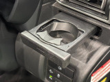 プッシュ式オートオープンカップホルダーを運転席に装備