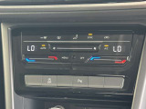 エアコンの操作パネルです。運転席・助手席から操作しやすい位置にまとめられています。