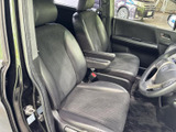 運転席と助手席は、ゆったりとしたスペースを確保。長距離運転でも疲れにくい、快適な座り心地が魅力です。