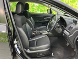 運転席まわりは前方を見渡しやすい視界で、乗り降りもしやすい開口部です。シートにはゆとりがあり、落ち着いた色合いの室内で毎日の移動を快適にお過ごしいただけます。