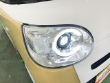 白く明るい光で夜間走行をサポートするLEDヘッドランプを搭載