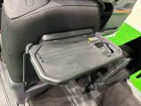 飲み物や食べ物を気軽に置ける格納式シートバックテーブルを、運転席と助手席の背もたれにご用意。車中泊も快適です!