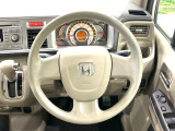 インテリアに合わせたデザインのステアリングは、運転される方のことも考え、運転しやすい形状、大きさです。是非一度、実際に触ってお確かめください。