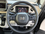 手元にスイッチがまとまり、運転中も視線を大きく移さずに各種操作へアクセスしやすい配置です。表示も見やすく、日々の運転をサポートする装備が備わっています。