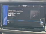 対応スマートフォンを接続することで、通話や連絡先などの電話機能を車載ディスプレイから利用できます。