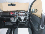 【運転席からの視界】実際に乗るとこんな感じの視界です。十分に広い視界を確保しています。