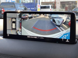 後方の映像に加えて車両周囲の様子も画面で確認でき、駐車時の安全確認をサポートします。ガイド表示を目安にしながら、周囲を見渡して落ち着いて駐車できます。