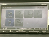 FM・AMやSDなど、画面上で利用できる音源を選べるメニューを備えています。表示された項目から切り替えられるため、移動中も好みに合わせて音楽やラジオを楽しめます。