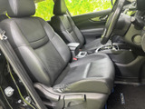 前席は身体を受け止める形状で、ゆったりと座れる印象です。運転席からの視界も開けており、乗り降りの際には足元やシートまわりを確認しやすい空間です。