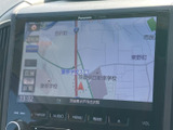 地図を表示した画面と、手元に配置されたボタンやダイヤルで、行き先確認や音楽の選択に活用できます。画面表示と操作部がまとまり、日常使いにも便利です。