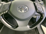 ステアリングには複数のスイッチが備わり、手元で各種機能を扱える構成です。運転中も前方から視線を大きく外さずに操作しやすく、日々の移動で使う装備を手元にまとめたい方にうれしいポイントです。