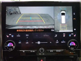 バックモニターと一緒にパノラミックビューモニター搭載!後方だけでなく、車を真上から見るように周囲の安全確認をサポートします