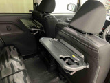 【格納式シートバックテーブル(運転席/助手席)】 物が落ちにくいふち高テーブルはタブレットが立てかけられ、お子さま用のマグカップや500mlの紙パックが入るカップホルダーも備えています。