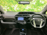 運転席からの視界は良好で、運転に集中できます。シンプルで操作しやすいインストルメントパネルが、快適なドライブをサポートします。