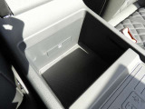 取扱説明書一式や、ボックスティッシュ等が収納可能です。