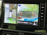 後方映像に加えて車両周囲を俯瞰する表示も備わり、駐車時に周辺の状況を確認しやすい画面です。ガイド表示を参考にしながら、目視でも周囲を確かめて操作いただけます。