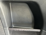 側面に小物を置けるポケットが備わり、ネット状の仕切りで中身をまとめておけます。荷室まわりの荷物整理に活用でき、必要な物を手に取りやすい収納です。