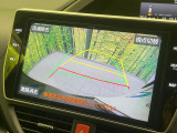 【バックカメラ】駐車時に後方がリアルタイム映像で確認できます。大型商業施設や立体駐車場での駐車時や、夜間のバック時に大活躍!運転スキルに関わらず、今や必須となった装備のひとつです!