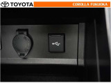 ポータブルオーディオなどの機器を接続して、車両のスピーカーで聞くことができます。