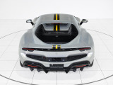 ボディの中央を貫くセンターストライプには、フェラーリを象徴する鮮やかなイエロー「Giallo Modena」が採用されています。