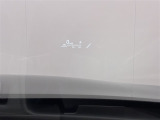 ヘディングアップディスプレイでフロントガラス画面に車両情報が映し出され安全に確認ができます。