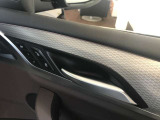 BMWのドアを閉めた時の重厚感は所有者様の満足度を高めてくれます。