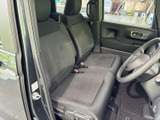 運転席と助手席はゆったりとした座面で、落ち着いて過ごせる空間です。窓からの視界も広く、乗り降りの際や着座時に周囲を確認しやすい室内となっています。
