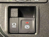 指先だけで簡単に操作が可能な電動パーキングブレーキを採用。「HOLD」スイッチを押すと、渋滞や信号待ちなどでブレーキペダルから足を離しても、ブレーキを保持するので安心です