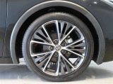 純正のアルミホイール装着車です。タイヤサイズは195/50R19です。