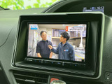 停車中にテレビや動画を楽しめる機能が搭載。休憩時間など、リラックスした時間をお過ごしいただけます。長距離ドライブのお供に最適です。