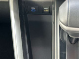 充電用USB端子付き。スマートフォンなどの充電に便利です。