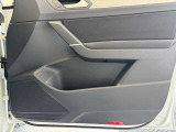 運転席ドア内側の状態です。ドアハンドルや内張りなど、使用感が出やすい部分も写真でご確認いただけます。