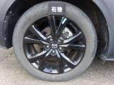 【純正アルミホイール】純正ならではの足回りからボディカラーを際立たせます。