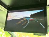 大きく見やすい画面で映像を楽しめるモニターを装備。車内で過ごす時間の気分転換にも活用でき、目的に合わせて映像を確認しやすいのがうれしいポイントです。