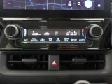 オートエアコンです。車内を設定温度に保ち、快適空間をキープします。